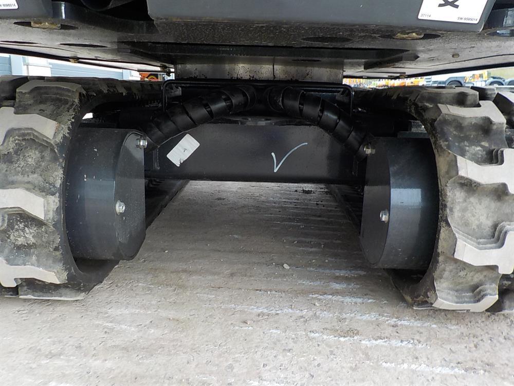 2017 Bobcat E19 Rubber Tracks, Blade, Offset, Piped c/w Expanding Undercarr