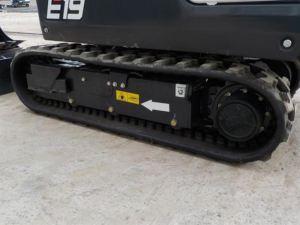 2017 Bobcat E19 Rubber Tracks, Blade, Offset, Piped c/w Expanding Undercarr
