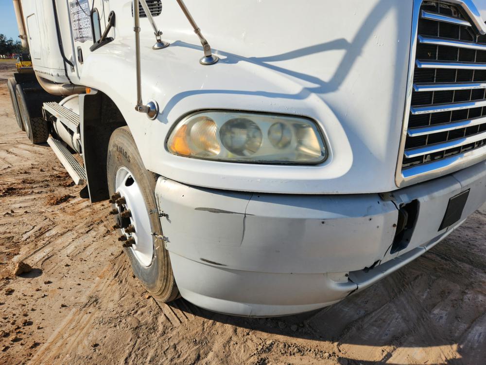 2002 Mack CX613 Vision Tandem Axle White Sleeper Truck Tractorc/w Mack E7 6