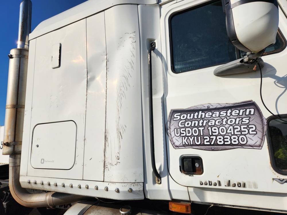 2002 Mack CX613 Vision Tandem Axle White Sleeper Truck Tractorc/w Mack E7 6