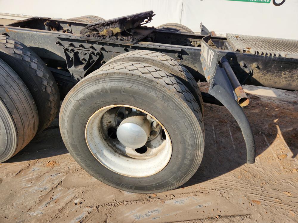 2002 Mack CX613 Vision Tandem Axle White Sleeper Truck Tractorc/w Mack E7 6