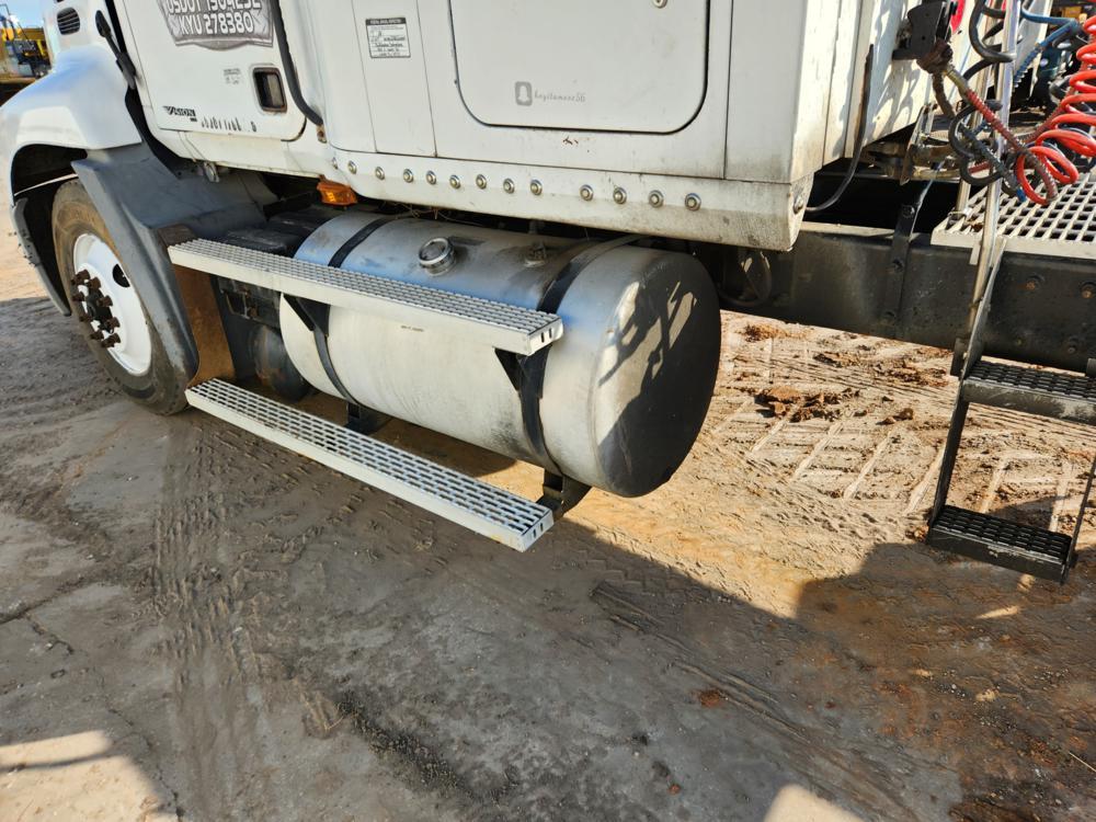 2002 Mack CX613 Vision Tandem Axle White Sleeper Truck Tractorc/w Mack E7 6