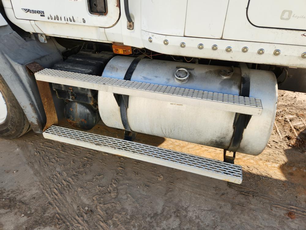 2002 Mack CX613 Vision Tandem Axle White Sleeper Truck Tractorc/w Mack E7 6