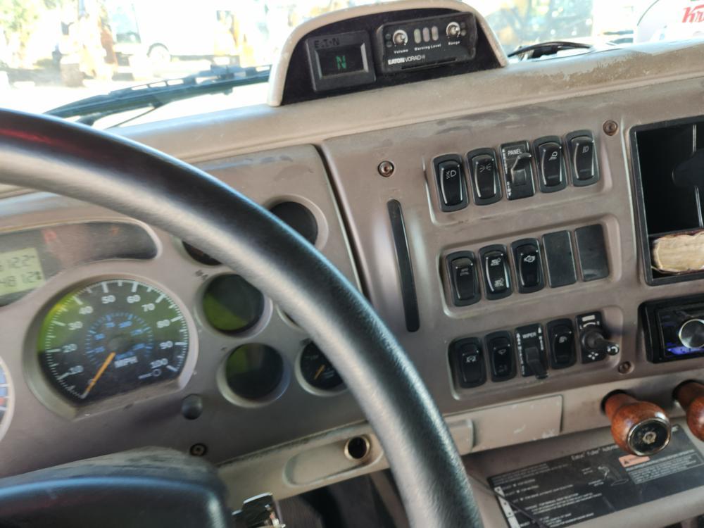 2002 Mack CX613 Vision Tandem Axle White Sleeper Truck Tractorc/w Mack E7 6