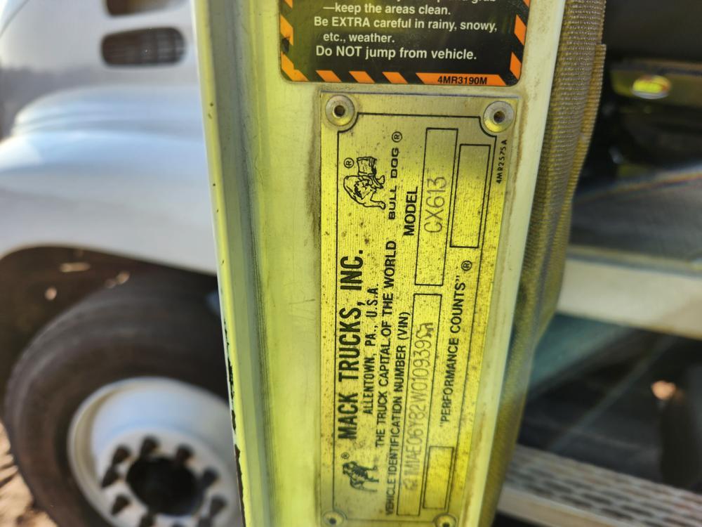 2002 Mack CX613 Vision Tandem Axle White Sleeper Truck Tractorc/w Mack E7 6
