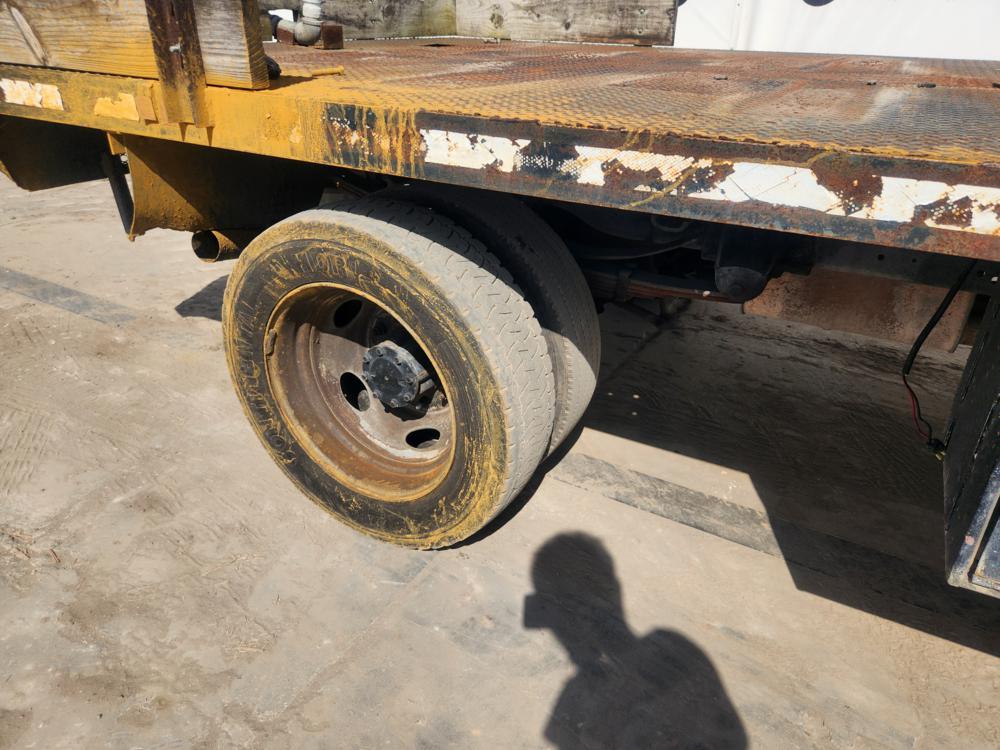 2001 Ford F550 4x4 Flatbed Truck, 7.3L V8 Engine, Automatic Transmission, D