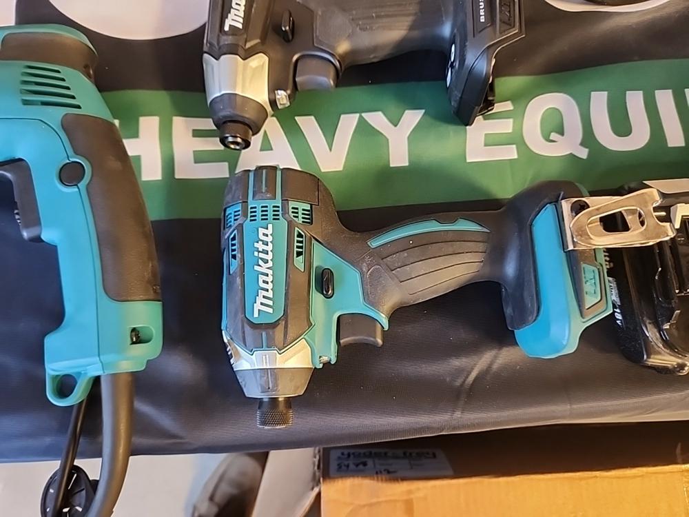 Makita Power Tool Kit c/w 18V Leaf Blower / 18 V 6 1/2" Circular Saw / 18V