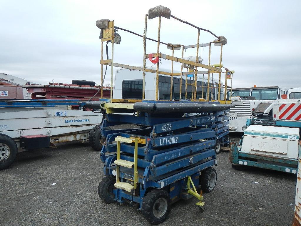 FLYING TIGER F-5118 UP-RIGHT SCAFFOLD SCISSOR LIFT, 174 hours on meter S# 8
