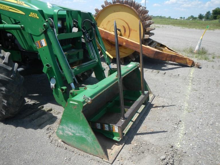 JOHN DEERE 5425 WHEEL TRACTOR, 2,705 hrs,  CAB, AC, 4X4, 553 LOADER, BUCKET