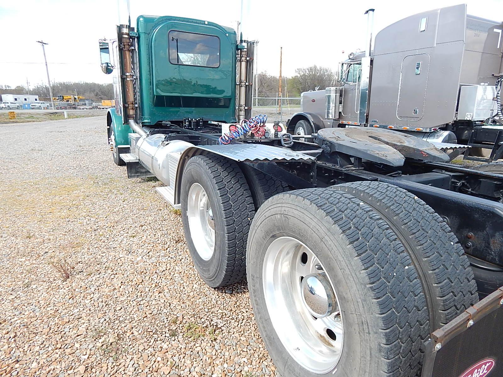 2011 PETERBILT 389 EXTENDED HOOD TRUCK TRACTOR, 783,000MI  DAY CAB, CUMMINS