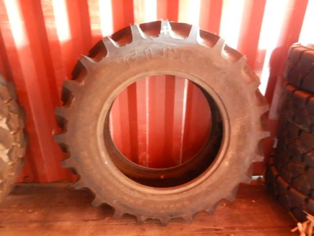 (1) 13.6 X 28 TRACTOR TIRE