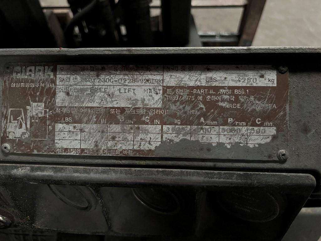 CLARK S30 STRAIGHT MAST FORKLIFT, 3,595+ hrs,  6,000LB (RESERVED FOR USE, C