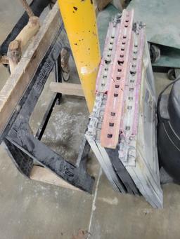 (2) SHOP VACS AND (4) SAW HORSES