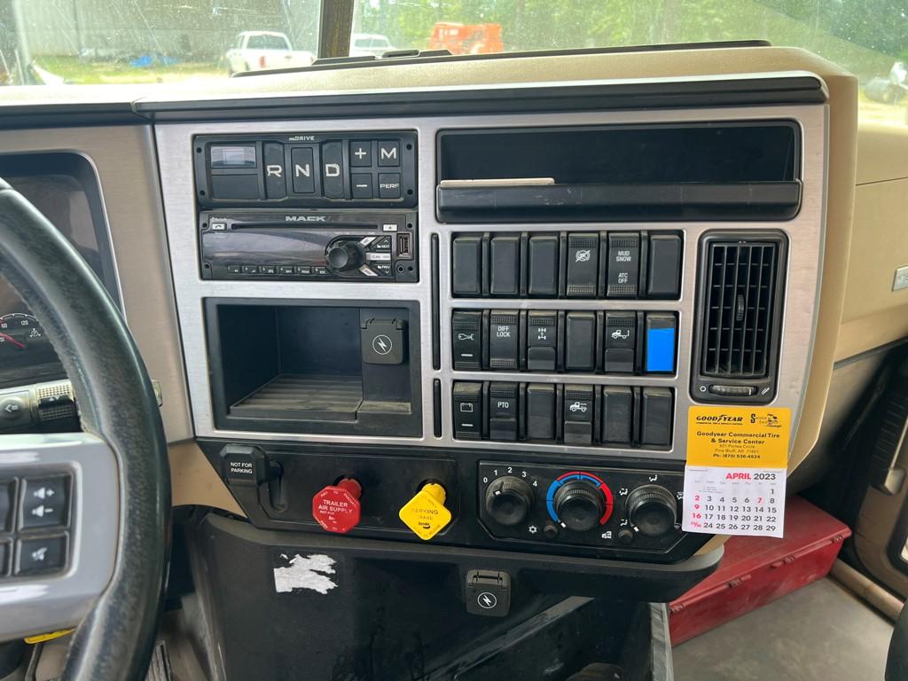 2019 MACK PINNACLE 64T TRUCK TRACTOR, 334,488 Miles  DAY CAB, MACK MP8-445C