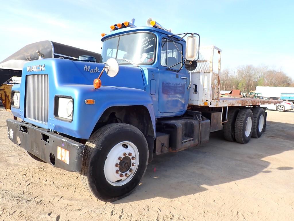 MACK R686 ROLLBACK TRUCK, 56k+ mi,  350 MACK, 5 SPEED, LEDWELL 24' ROLLBACK