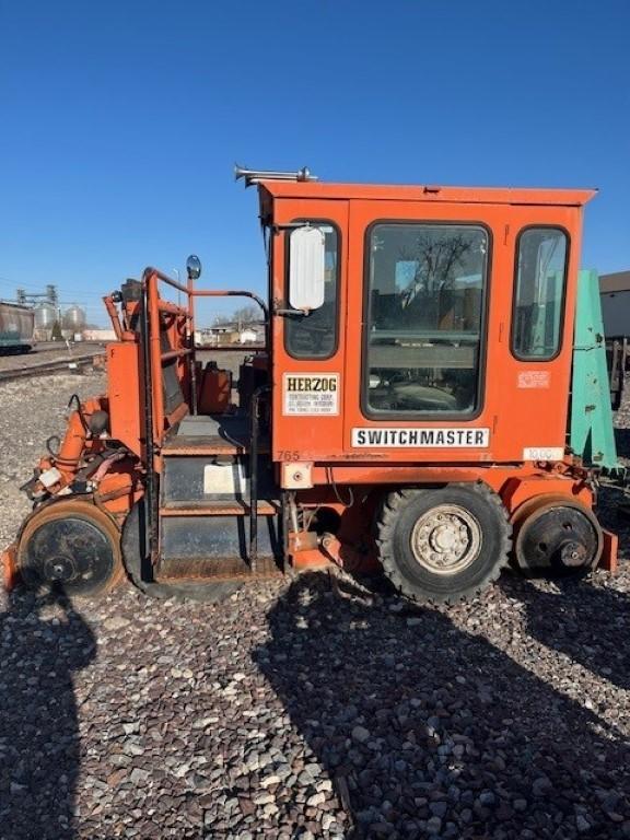 1989 SWITCHMASTER SM1000 RAIL CAR MOVER, 10,556 Hours,  SUPER CAB, DETROIT