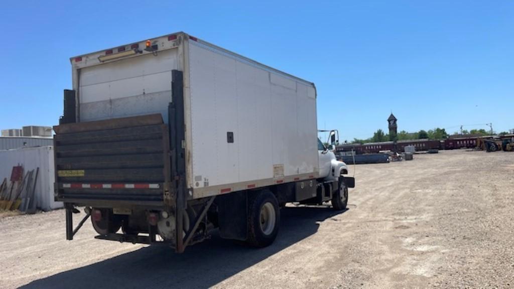 2002 GMC C70 WELDING VAN, 102,494+ mi,  HIRAIL, 16' CARGO BODY, LIFT GATE,