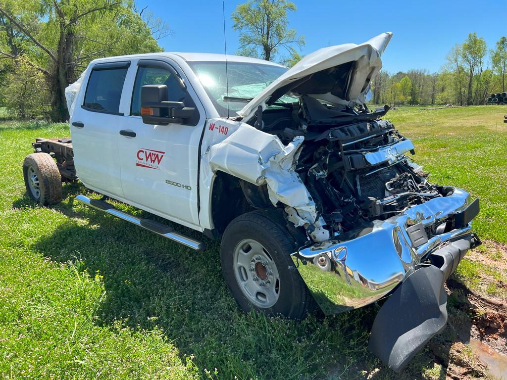 2017 CHEVROLET 2500 HD CAB & CHASSIS,  CREW CAB, GAS, AUTO, WRECKED IN FRON