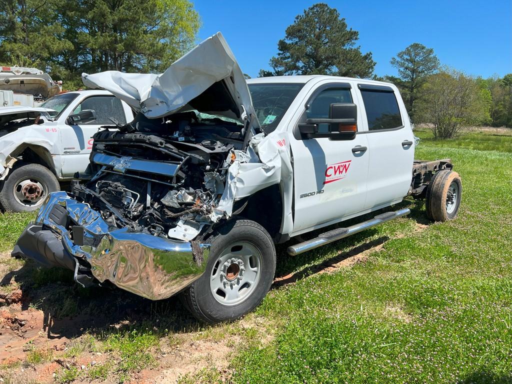 2017 CHEVROLET 2500 HD CAB & CHASSIS,  CREW CAB, GAS, AUTO, WRECKED IN FRON