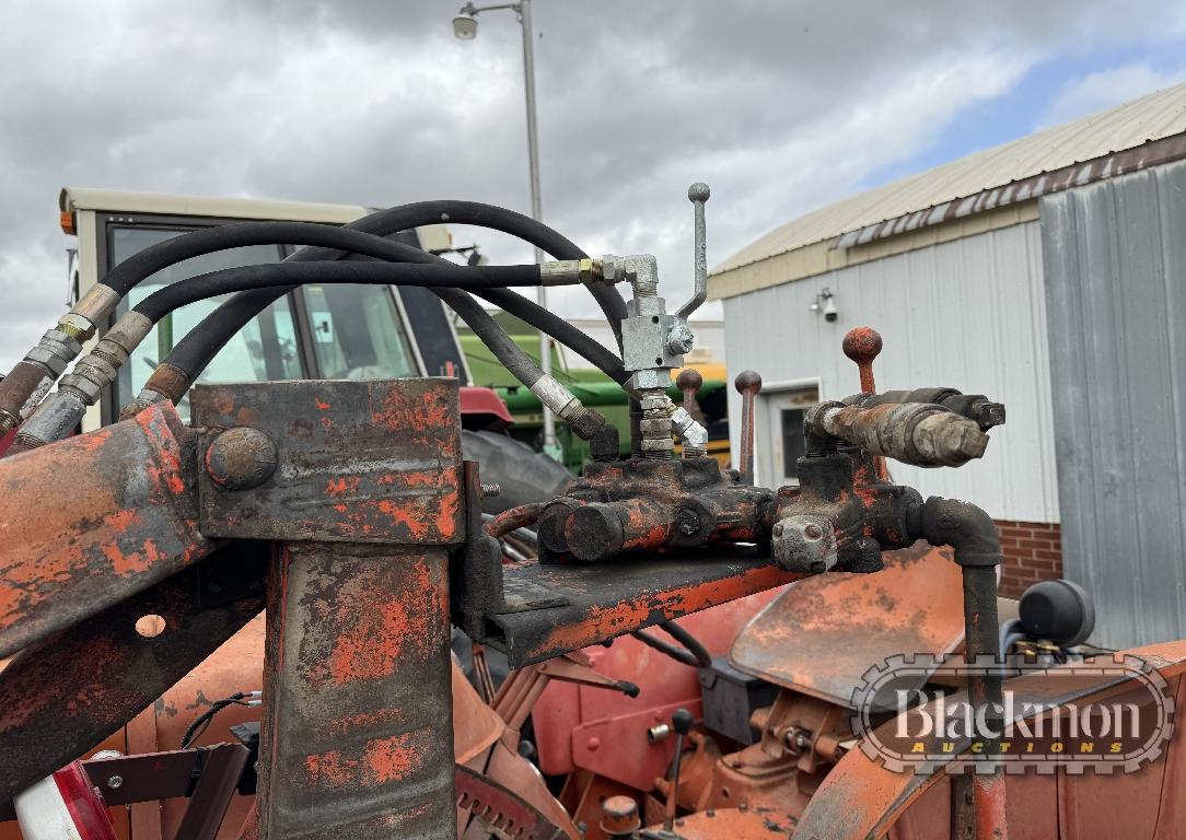 ALLIS CHALMERS D-17 WHEEL TRACTOR, 2300+ hrs  W/ LOADER, 3PT, 540 PTO, RUNS