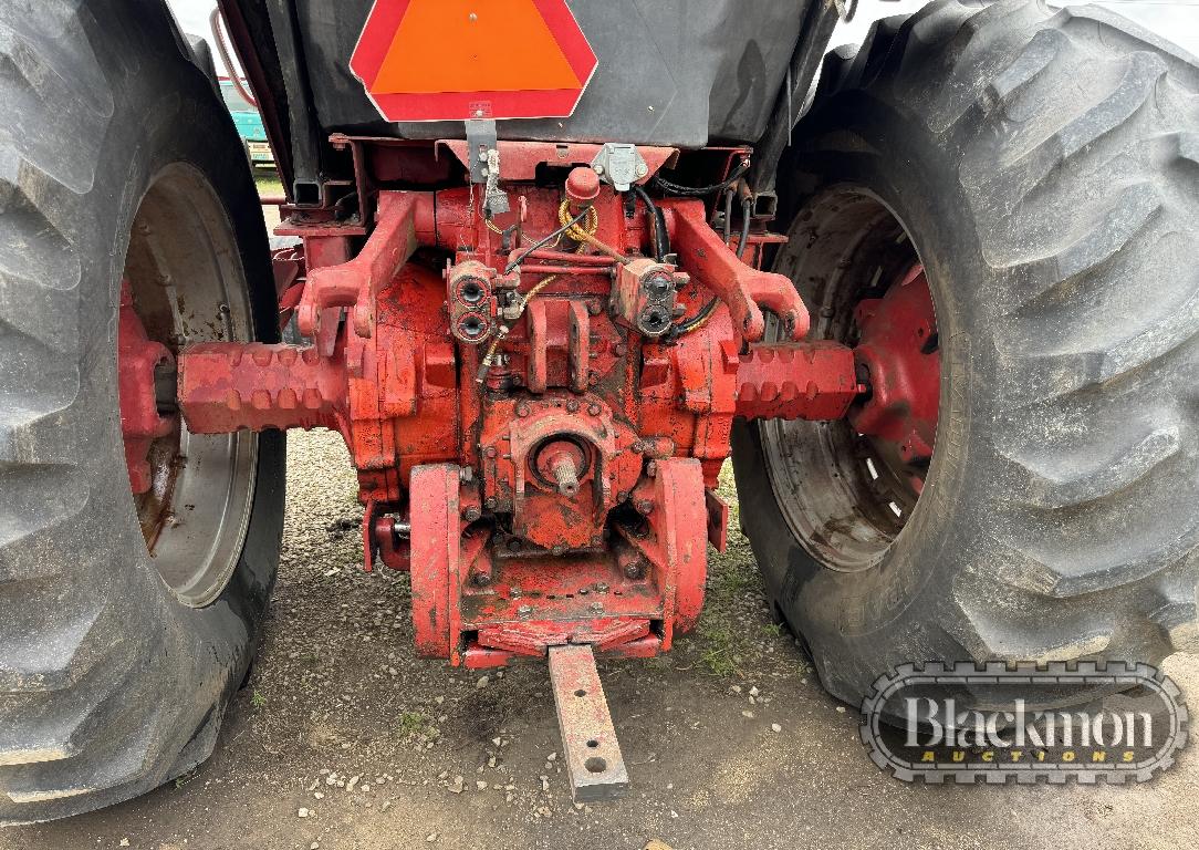 INTERNATIONAL 1586 WHEEL TRACTOR, 2000+ hrs on guage,  3PT, 540 & 1000 PTO,