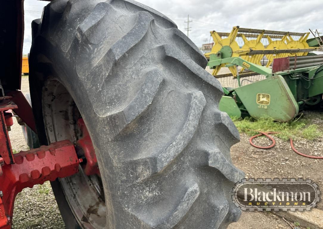 INTERNATIONAL 1586 WHEEL TRACTOR, 2000+ hrs on guage,  3PT, 540 & 1000 PTO,