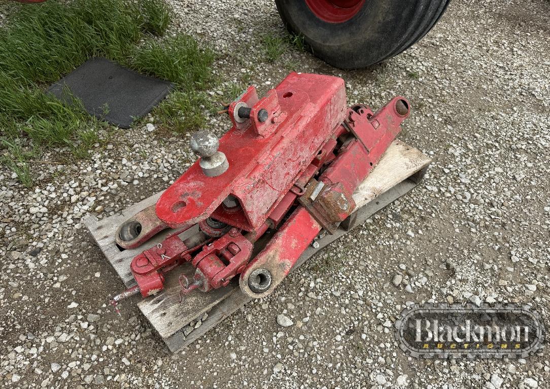 INTERNATIONAL 1586 WHEEL TRACTOR, 2000+ hrs on guage,  3PT, 540 & 1000 PTO,