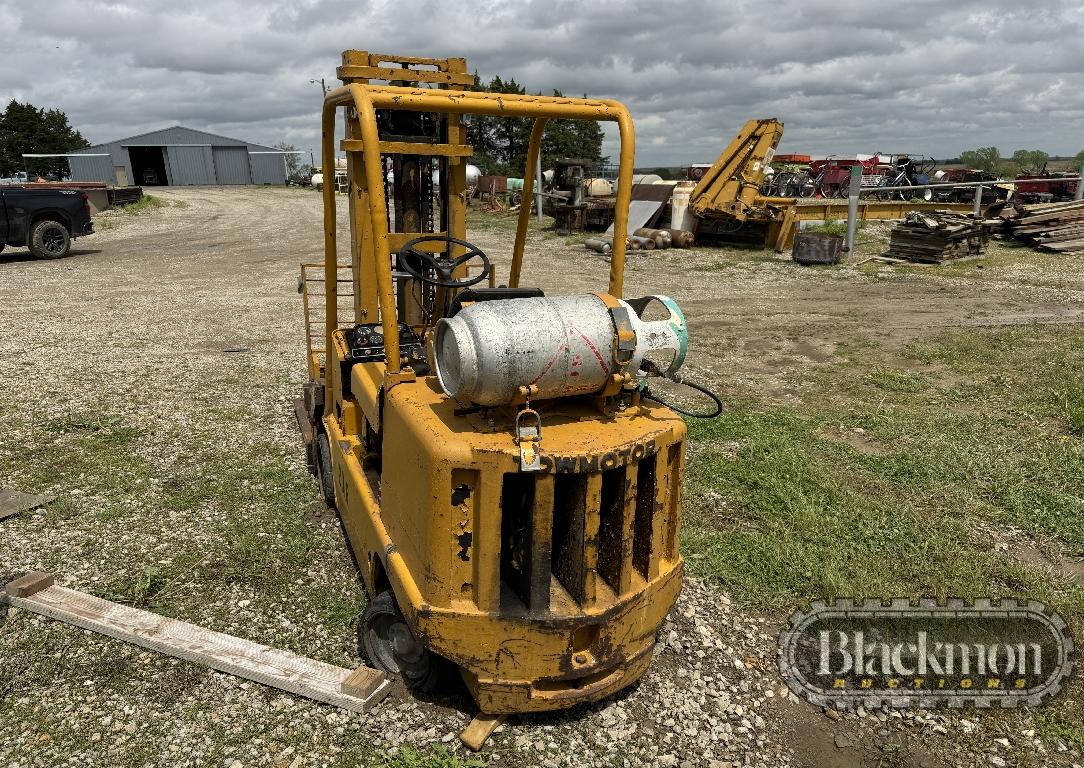 TOWMOTOR FORKLIFT,  3500LB CAPACITY, 2 STAGE MAST, PROPANE, DOES NOT RUN, 4