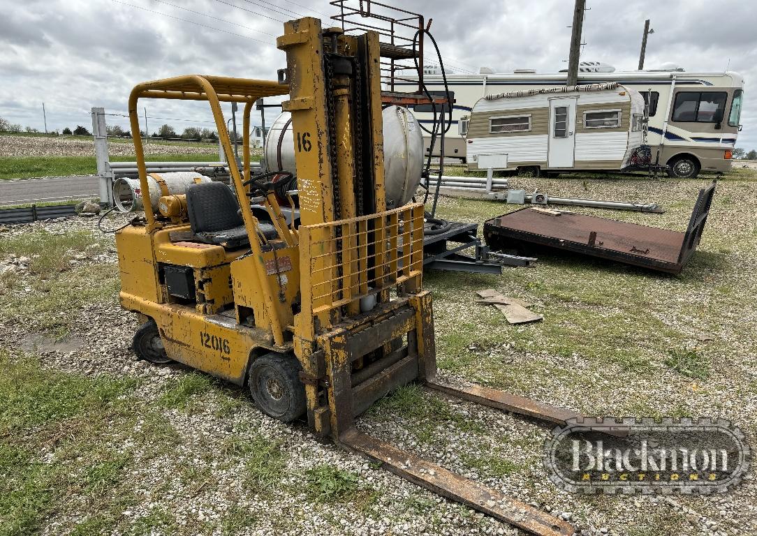 TOWMOTOR FORKLIFT,  3500LB CAPACITY, 2 STAGE MAST, PROPANE, DOES NOT RUN, 4