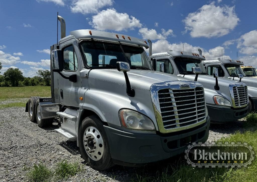 2016 FREIGHTLINER CASCADIA TRUCK TRACTOR, 596,829+ mi,  DAY CAB, DETROIT DD