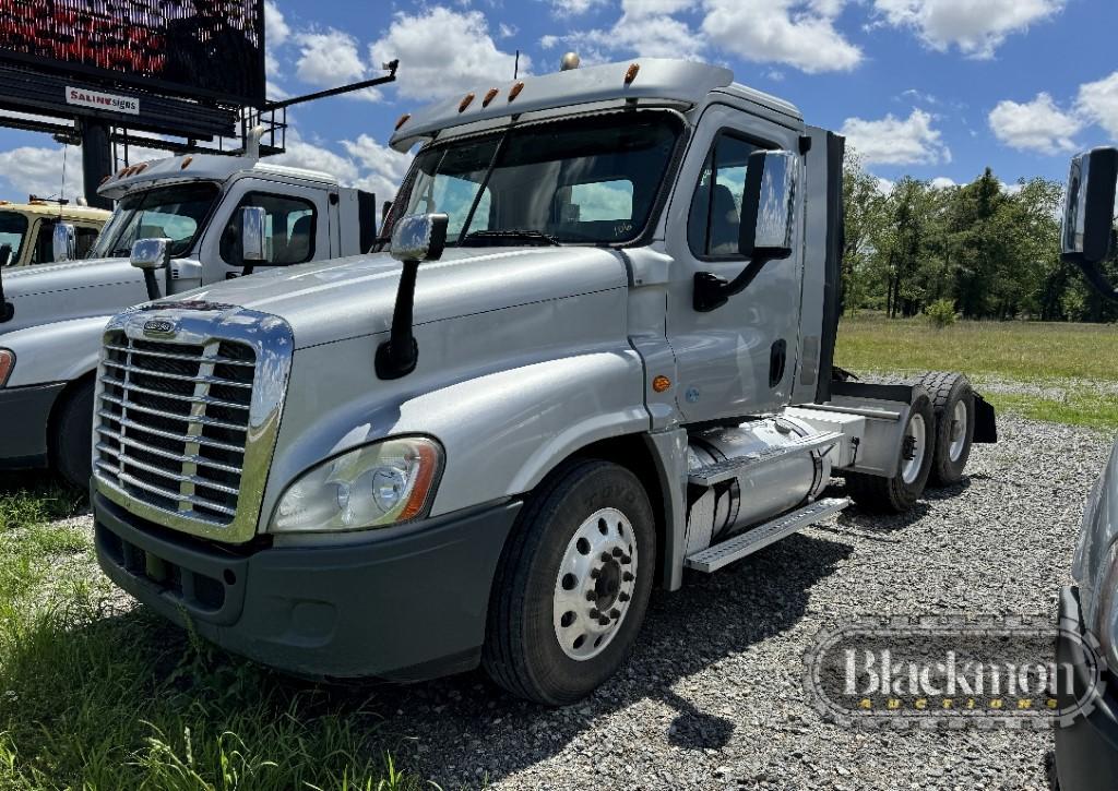 2016 FREIGHTLINER CASCADIA TRUCK TRACTOR, 596,829+ mi,  DAY CAB, DETROIT DD