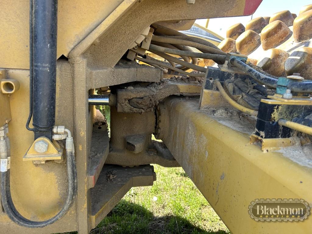 2011 CATERPILLAR CP56 SHEEPS FOOT ROLLER, 1,652 hrs  OROPS, LEVELING BLADE,