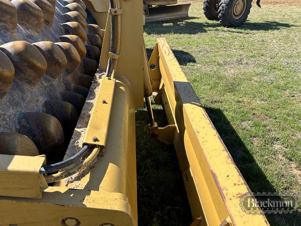 2011 CATERPILLAR CP56 SHEEPS FOOT ROLLER, 1,652 hrs  OROPS, LEVELING BLADE,