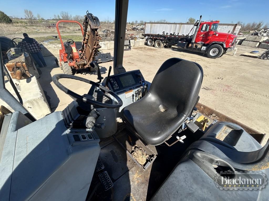2004 CASE 570 LXT SKIP LOADER TRACTOR, 3761+ hrs  **TURNS OVER WITH JUMP BU