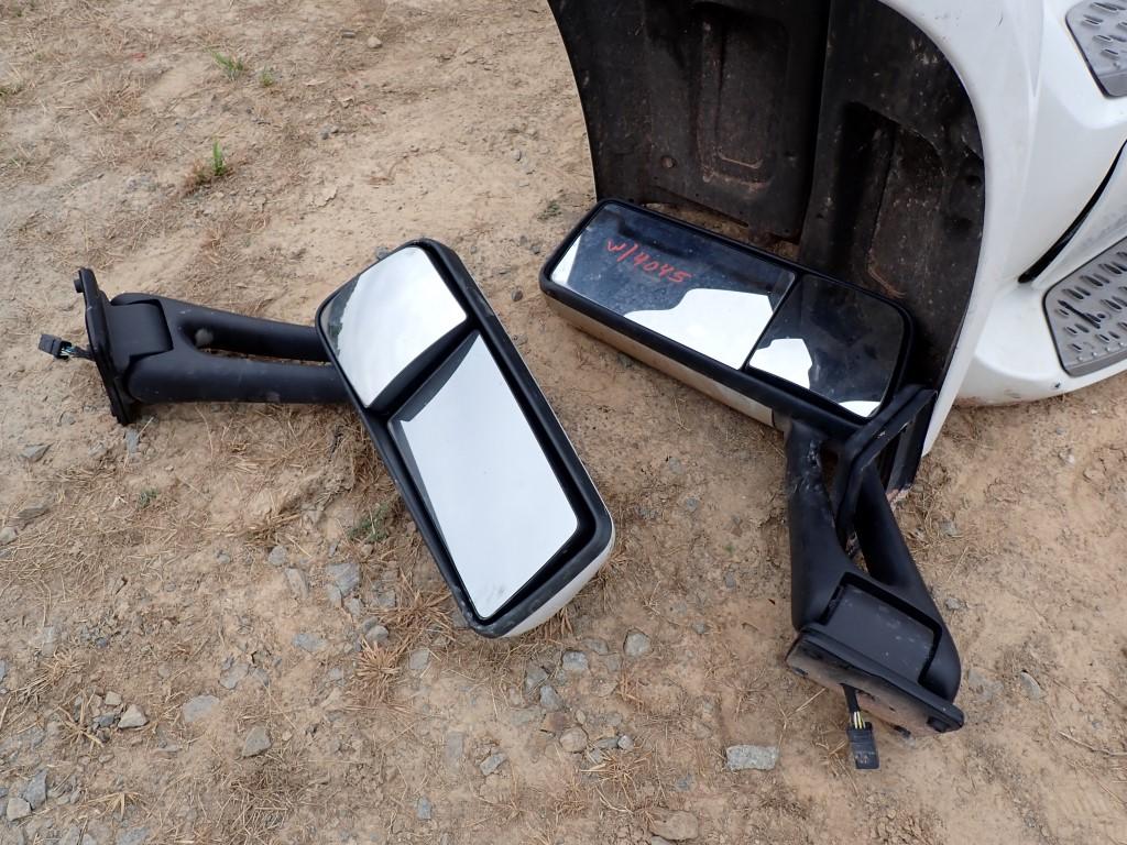 MIRRORS, SIDE SKIRT PANELS, AND STEPS  FROM 2017 PETERBILT
