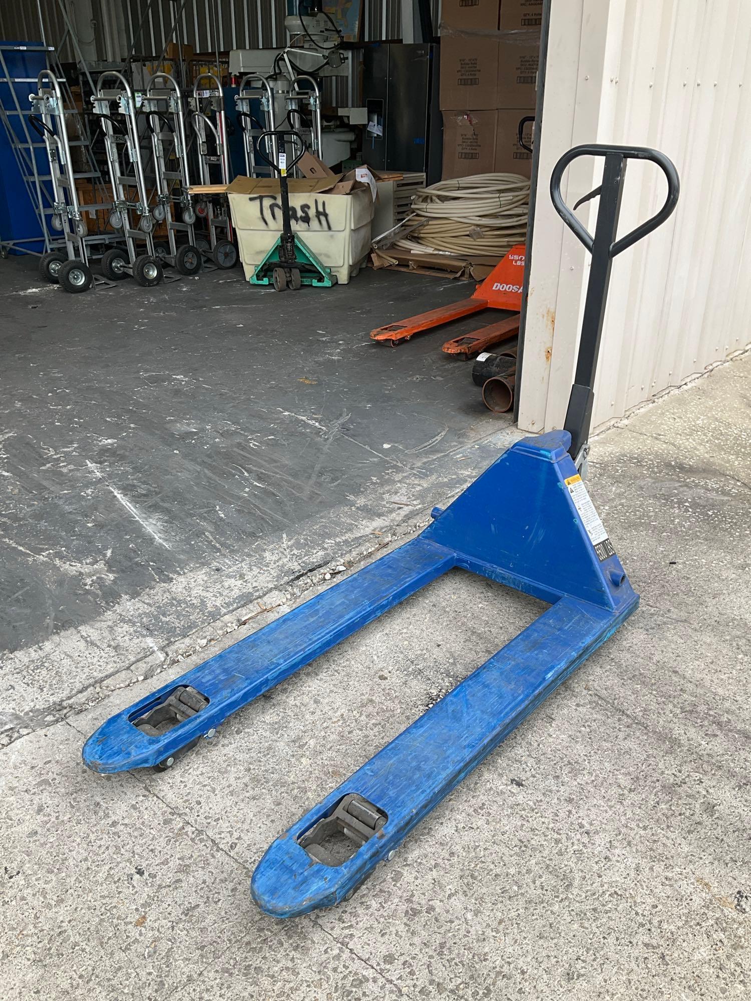 ULINE H7504 HYDRAULIC PALLET JACK, APPROX MAX CAPACITY 5500LBS