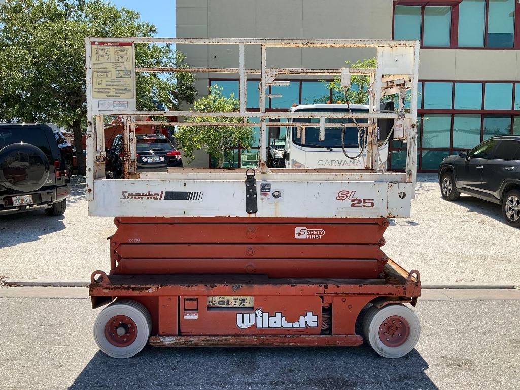 SNORKEL SCISSOR LIFT MODEL SL25, ELECTRIC, APPROX MAX PLATFORM HEIGHT 25FT, RUNS & OPERATES