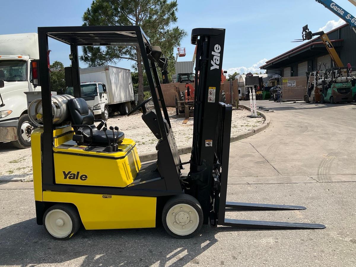 YALE FORKLIFT MODEL GLC030AFNUAE082, LP POWERED, APPROX MAX CAPACITY 2750LBS, APPROX MAX HEIGHT 1...