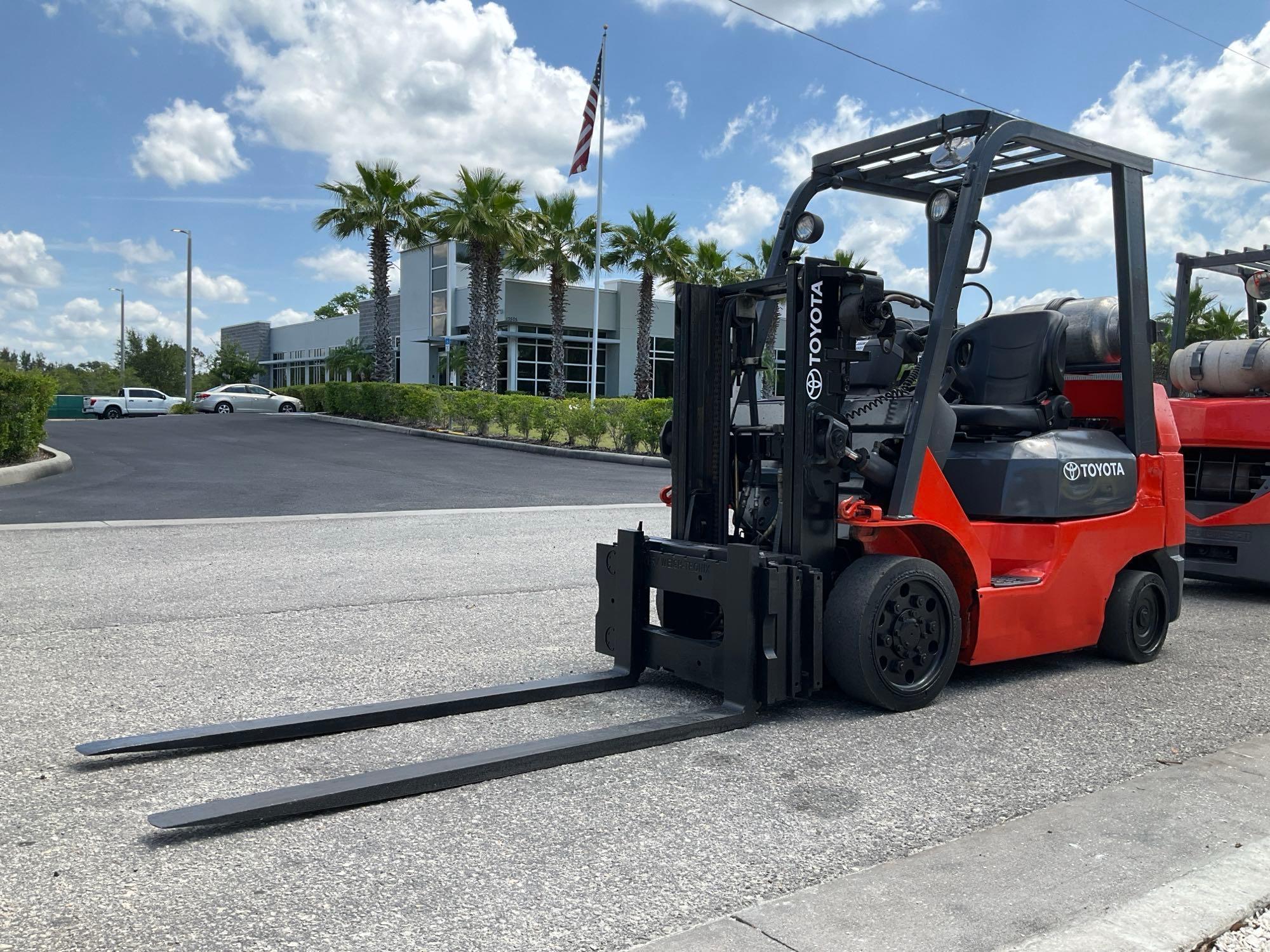 TOYOTA FORKLIFT MODEL 7FGCU25, LP POWERED, APPROX MAX CAPACITY 4700, MAX HEIGHT 80in, TILT, SIDE