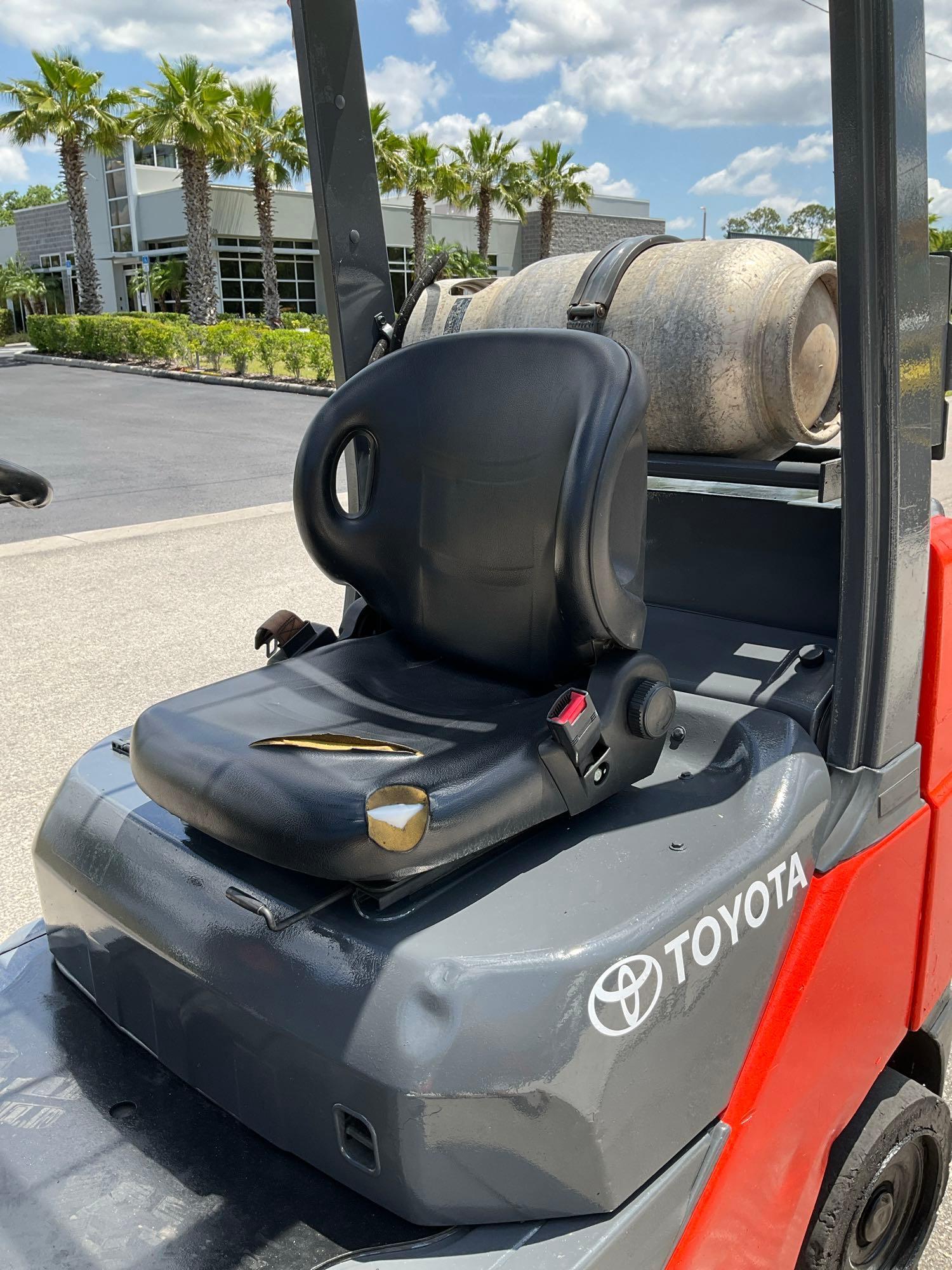 TOYOTA FORKLIFT MODEL 8FGCU25, LP POWERED, APPROX MAX CAPACITY 4700, MAX HEIGHT 80in, TILT, SIDE