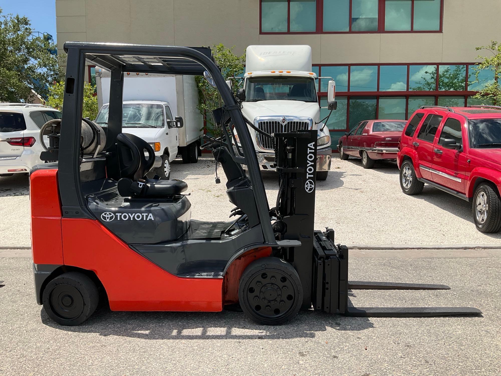 TOYOTA FORKLIFT MODEL 8FGCU25, LP POWERED, APPROX MAX CAPACITY 4700, MAX HEIGHT 80in, TILT, SIDE