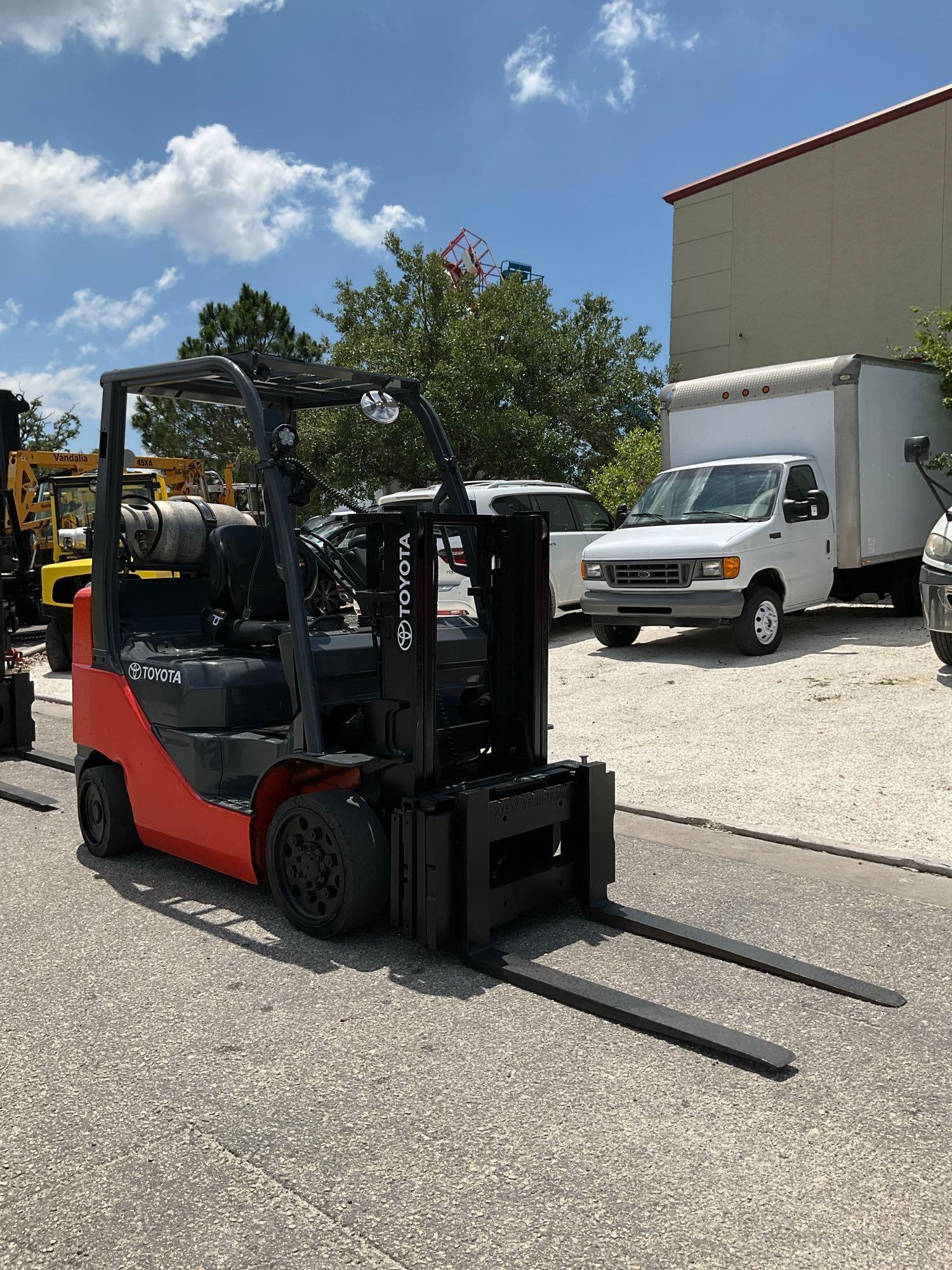 TOYOTA FORKLIFT MODEL 8FGCU25, LP POWERED, APPROX MAX CAPACITY 4700, MAX HEIGHT 80in, TILT, SIDE