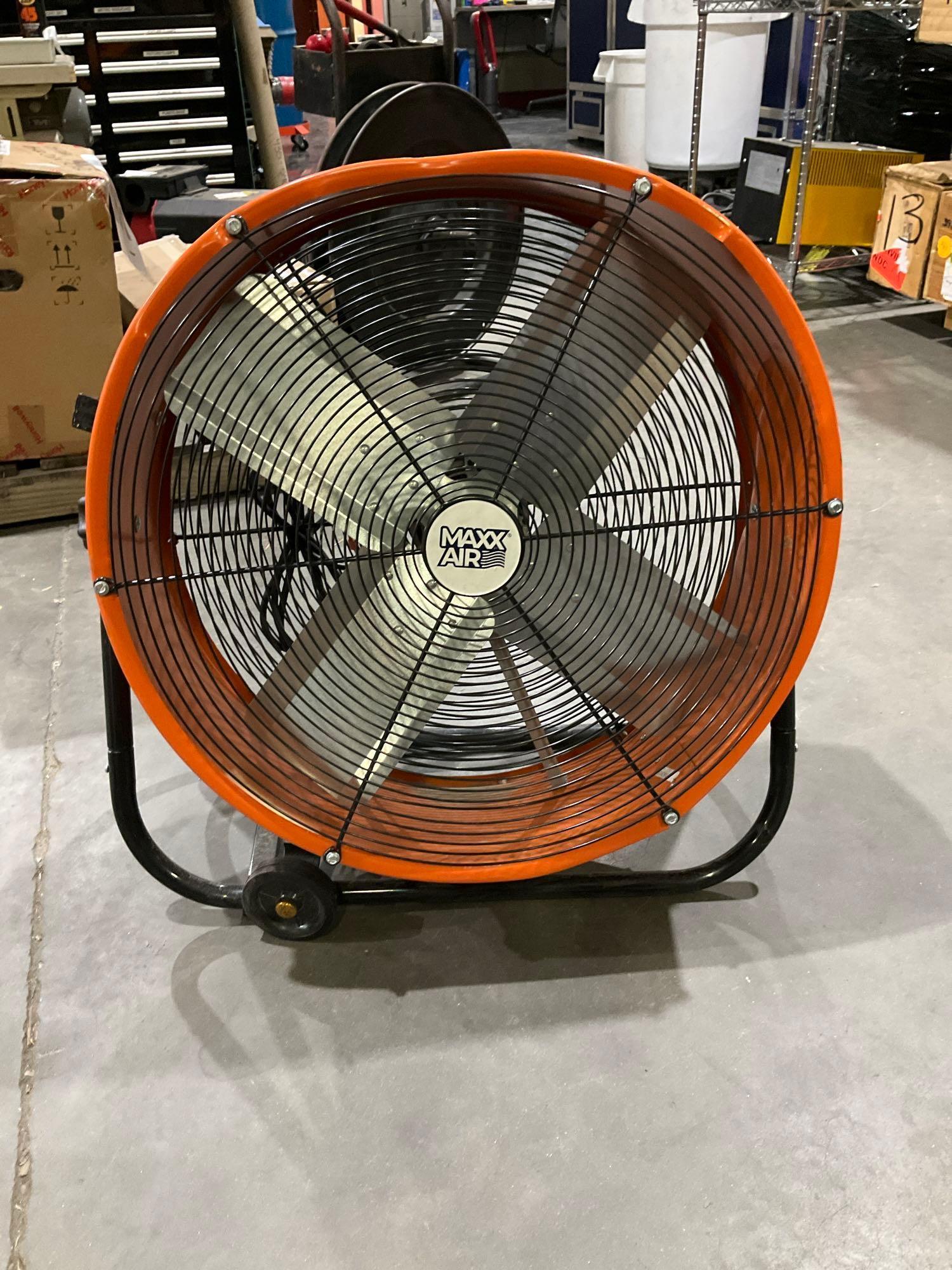 UNUSED 24in MAX AIR PORTABLE BARREL FAN