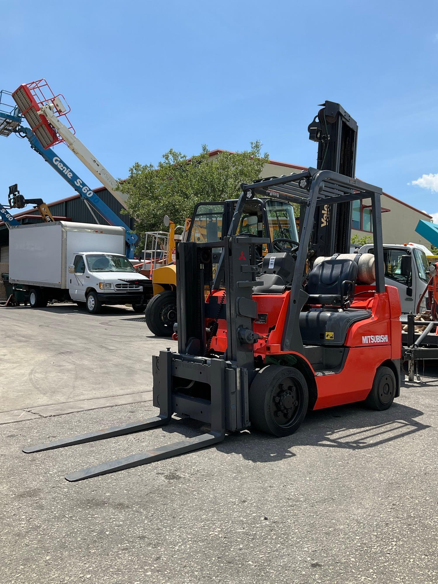 MITSUBISHI FORKLIFT MODEL FGC25N-LP, LP POWERED, APPROX MAX CAPACITY 5000LBS