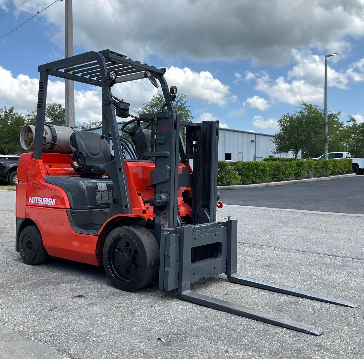 MITSUBISHI FORKLIFT MODEL FGC25N-LP, LP POWERED, APPROX MAX CAPACITY 5000LBS