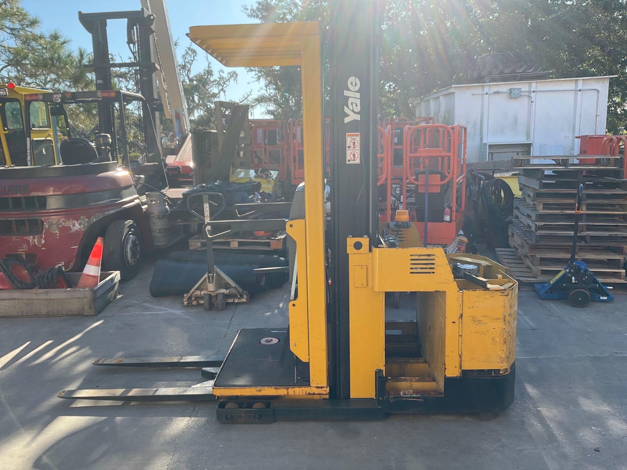 YALE ORDER PICKER MODEL OS030ECN24TE105, ELECTRIC, APPROX 24VOLTS, APPROX MAX CAPACITY 3000LBS, A...