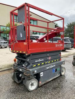 SKYJACK SCISSOR LIFT MODEL SJIII 3219, ELECTRIC, APPROX MAX PLATFORM HEIGHT 19FT, NON MARKING TIR...