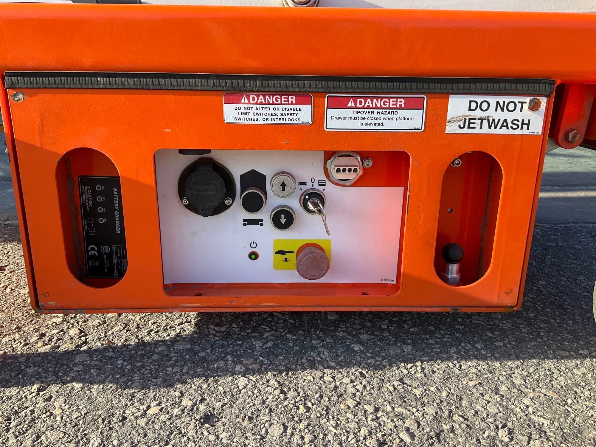 2015 SNORKEL SCISSOR LIFT MODEL S3008P, ELECTRIC, APPROX MAX PLATFORM HEIGHT 8FT, BUILT IN BATTERY
