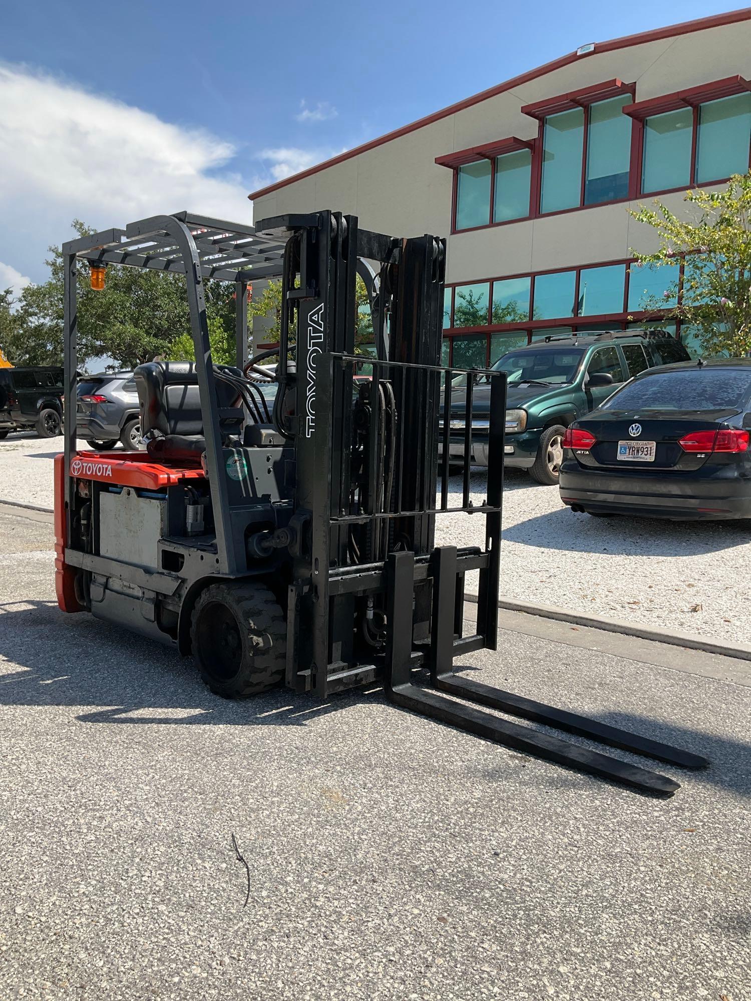 TOYOTA FORKLIFT MODEL 5FBE15, ELECTRIC, APPROX MAX CAPACITY 2800, MAX HEIGHT 107IN, TILT, SIDE SH...