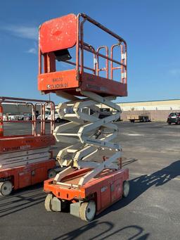 2015 SNORKEL SCISSOR LIFT MODEL S3219E ANSI, ELECTRIC, APPROX MAX PLATFORM HEIGHT 19FT, BUILT IN